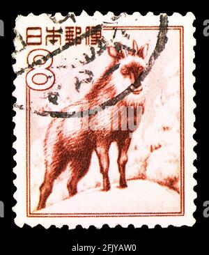 MOSCOU, RUSSIE - 27 SEPTEMBRE 2019 : le timbre-poste imprimé au Japon montre le Serow japonais (Capricornis crispus), la faune, la flore et les trésors nationaux (1 Banque D'Images