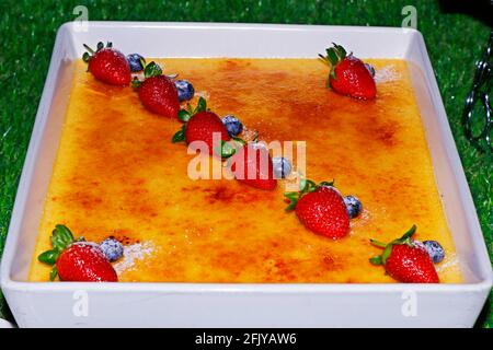 crème brûlée à la vanille caramélisée avec baies fraîches, spécialité française douce Banque D'Images