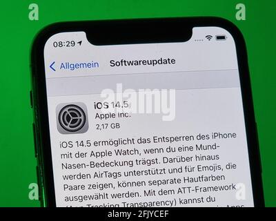 Berlin, Allemagne. 27 avril 2021. Remarque sur le nouveau système d'exploitation de l'iPhone iOS 14.5 sur un iPhone 11. IOS 14.5 permet aux utilisateurs d'autoriser ou de refuser le suivi des publicités entre fournisseurs. Credit: Christoph Dernbach/dpa/Alay Live News Banque D'Images