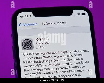 Berlin, Allemagne. 27 avril 2021. Remarque sur le nouveau système d'exploitation de l'iPhone iOS 14.5 sur un iPhone 11. IOS 14.5 permet aux utilisateurs d'autoriser ou de refuser le suivi des publicités entre fournisseurs. Credit: Christoph Dernbach/dpa/Alay Live News Banque D'Images