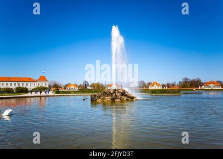 Fontaine au palais de Nymphenburg à Munich, ciel bleu, printemps Banque D'Images