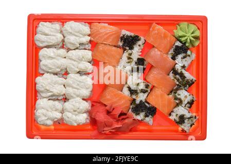 Un lot appétissant de petits pains à sushis dans un contenant Banque D'Images