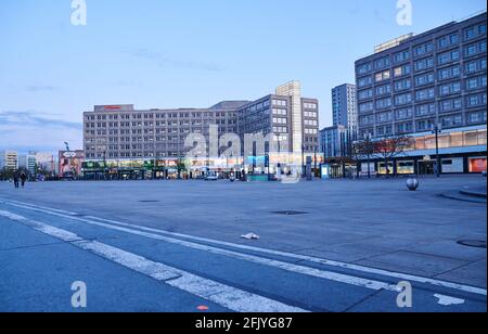 Berlin, Allemagne. 26 avril 2021. Il n'y a que quelques passants à pied de l'Alexanderplatz. Credit: Annette Riedl/dpa/Alay Live News Banque D'Images