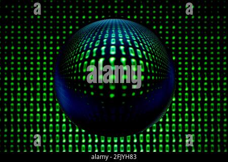 Arrière-plan de code binaire flou avec vue arrondie déformée à travers la boule d'objectif. Banque D'Images
