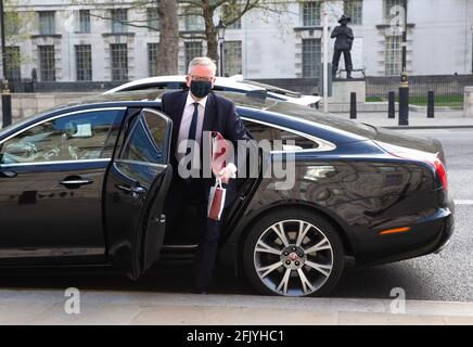 Londres, Royaume-Uni. 27 avril 2021. Michael Gove, ministre du Cabinet, chancelier du Duché de Lancaster, arrive au Cabinet. Michael Gove a soutenu le premier ministre en ce qui concerne le financement de son appartement de Downing Street et il nie avoir entendu le premier ministre dire « Laissez les corps s'accumuler » plutôt que d'avoir un verrouillage thiurd. Credit: Tommy London/Alay Live News Banque D'Images