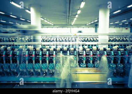 Auto Coner dans l'unité de filature textile. Banque D'Images