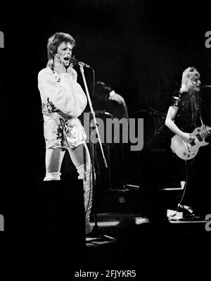 LONDRES : David Bowie se produit en direct sur scène au Earls court Arena le 12 1973 mai lors de la visite Ziggy Stardust (photo de Gijsbert Hanekroot) Banque D'Images