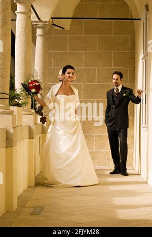 Magnifique couple de mariage (mariée et marié) posé sur le balcon historique et s'amuser. Banque D'Images