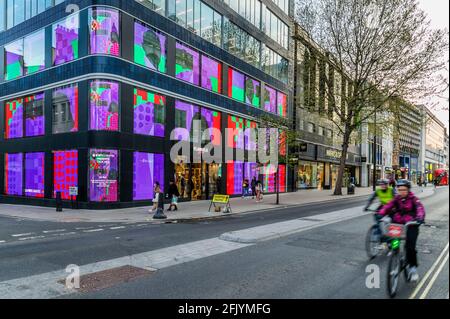 Londres, Royaume-Uni. 26 avril 2021. Jon Key, Family Portrait No. 6 (The Key Family), 2020 - Talk Art en association avec W1 Curates présente une nouvelle installation sur les flanelles à Oxford Street pour lancer leur nouveau Talk Art Book. Le podcast est présenté par Robert Diament et Russell Tovey. Crédit : Guy Bell/Alay Live News Banque D'Images