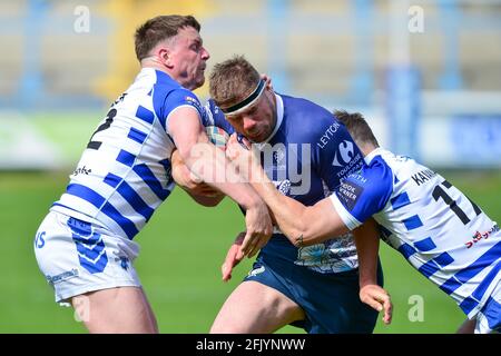 Halifax, Angleterre - 25 avril 2021 - Remi Casty de Toulouse Olympique XIII affrontée par Ed Barber et Ben Kavanagh de Halifax Panthers lors du championnat de rugby Betfred Halifax vs Toulouse Olympique XIII au stade Shay, Halifax, Royaume-Uni Banque D'Images