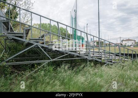 Des gradins abandonnés devant un terrain de baseball en Toscane Italie Banque D'Images