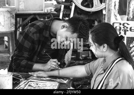 Une femme ayant UN tatouage temporaire fait dans le Vieux Bagan, région de Mandalay, Myanmar. Banque D'Images