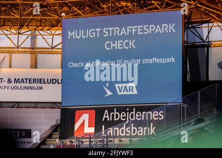 Farum, Danemark. 26 avril 2021. Une pénalité potentielle est en cours d'examen par le VAR lors du match 3F Superliga entre le FC Nordsjaelland et le FC Midtjylland en droit de Dream Park à Farum. (Crédit photo : Gonzales photo/Alamy Live News Banque D'Images