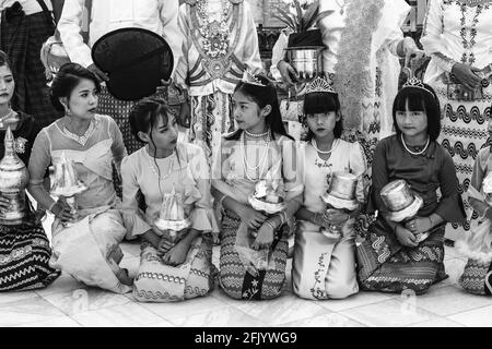 Les enfants aux couleurs vives prennent part à UNE cérémonie de Noviciation/Shinbyu à la Pagode Shwedagon, Yangon, Myanmar. Banque D'Images