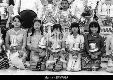 Les enfants aux couleurs vives prennent part à UNE cérémonie de Noviciation/Shinbyu à la Pagode Shwedagon, Yangon, Myanmar. Banque D'Images