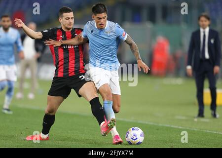 Le défenseur portugais de Milan, Diogo Dalot, défie le ballon avec le buteur argentin LazioÕs Joaquín Correa lors de Serie UN match de football entre SS Lazio et Milan au stade Olimpico, Roma, Italie, le 26 avril 2021 Banque D'Images