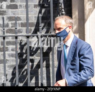 Londres, Royaume-Uni. 27 avril 2021. Dominic Raab, ministre des Affaires étrangères, quitte une réunion du cabinet au 10 Downing Street Londres. Crédit : Ian Davidson/Alay Live News Banque D'Images