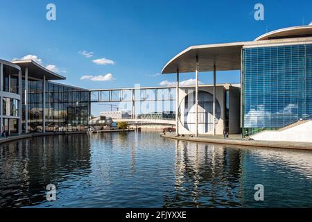 Vue sur la rivière Spree avec pont piétonnier reliant Marie Elisabeth Lüders House & Paul Löbe House, Mitte, Berlin Banque D'Images