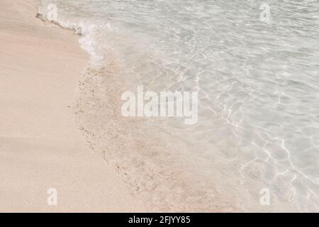 Vagues de la mer Méditerranée. Plage de sable fin blanc et eau turquoise claire. Magnifique littoral de Majorque. Iles Baléares, Espagne, Europe Banque D'Images