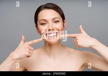 Des dents parfaitement saines sourient d'une jeune femme. Blanchiment des dents. Soins dentaires, concept de stomatologie. Banque D'Images