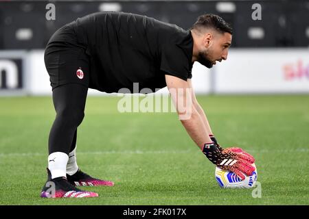 Rome, Italie. 26 avril 2021. Gianluigi Donnarumma de l'AC Milan se réchauffe lors de la série UN match de football entre SS Lazio et l'AC Milan au stade Olimpico à Roma (Italie), 26 avril 2021. Photo Antonietta Baldassarre/Insidefoto Credit: Insidefoto srl/Alay Live News Banque D'Images