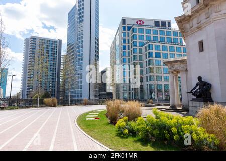 Alpha Tower (au centre) et le siège social de HSBC à droite, vu depuis la place du Centenaire à Birmingham, au Royaume-Uni. Banque D'Images