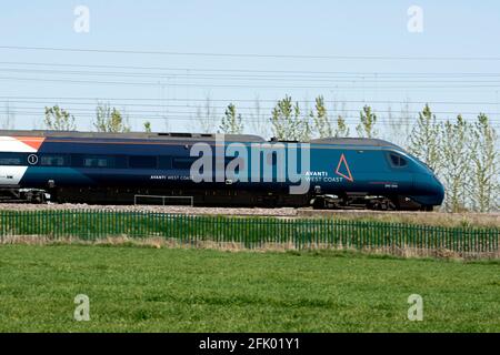 Un train électrique Avanti West Coast Pendolino, vue latérale, Warwickshire, Royaume-Uni Banque D'Images