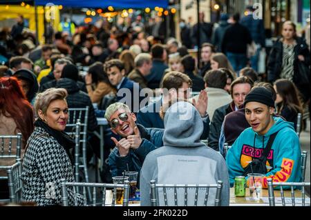 Londres, Royaume-Uni. 26 avril 2021. Certaines personnes aiment boire à l'extérieur malgré le froid - les magasins et les restaurants commencent à ouvrir comme la prochaine étape de l'assouplissement des restrictions de coronavirus, permettant aux magasins non essentiels de rouvrir et aux restaurants/bars de servir les gens à l'extérieur. Crédit : Guy Bell/Alay Live News Banque D'Images