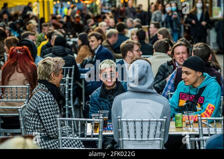 Londres, Royaume-Uni. 26 avril 2021. Certaines personnes aiment boire à l'extérieur malgré le froid - les magasins et les restaurants commencent à ouvrir comme la prochaine étape de l'assouplissement des restrictions de coronavirus, permettant aux magasins non essentiels de rouvrir et aux restaurants/bars de servir les gens à l'extérieur. Crédit : Guy Bell/Alay Live News Banque D'Images