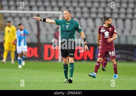 Turin, Italie. 26 avril 2021. L'arbitre Paolo Valeri a vu pendant la Seria UN match entre le FC Torino et la SSC Napoli au Stadio Grande Torino à Turin, Italie. (Crédit photo : Gonzales photo/Alamy Live News Banque D'Images