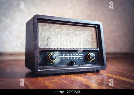 Radio rétro. Ancien lecteur de musique vintage dans le style des années 60. Récepteur, haut-parleur et boombox poussiéreux. Nostalgie technologique. Boutons et tuner de fréquence. Banque D'Images