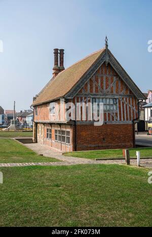 Aldeburgh Suffolk, vue sur la salle Moot Hall du XVIe siècle, aujourd'hui musée de la ville, située le long du front de mer à Aldeburgh, Suffolk, Angleterre, Royaume-Uni Banque D'Images