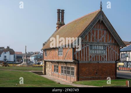 Aldeburgh Suffolk, vue sur la salle Moot Hall du XVIe siècle, aujourd'hui musée de la ville, située le long du front de mer à Aldeburgh, Suffolk, Angleterre, Royaume-Uni Banque D'Images