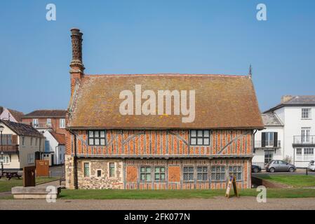 Moot Hall Aldeburgh, vue sur le 16ème siècle Moot Hall, aujourd'hui le musée de la ville, situé le long du front de mer à Aldeburgh, Suffolk, Angleterre, Royaume-Uni Banque D'Images