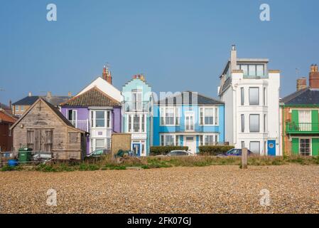 Aldeburgh Suffolk Royaume-Uni, vue en été de la propriété de vacances colorée située le long du front de mer à Aldeburgh, Suffolk, Angleterre, Royaume-Uni Banque D'Images