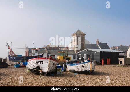 Plage d'Aldeburgh Suffolk, vue à l'aube de la plage de galets et des bateaux de pêche à Aldeburgh à Suffolk, Angleterre, Royaume-Uni. Banque D'Images