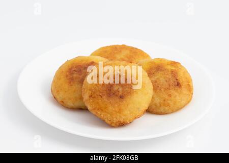 Aloo Tikki, également connu sous le nom d'Alu Ki Tikkia, est une purée de pommes de terre cuite assaisonnée ou des patties utilisées dans divers aliments de rue indienne Masala Chaat snacks. Isol Banque D'Images