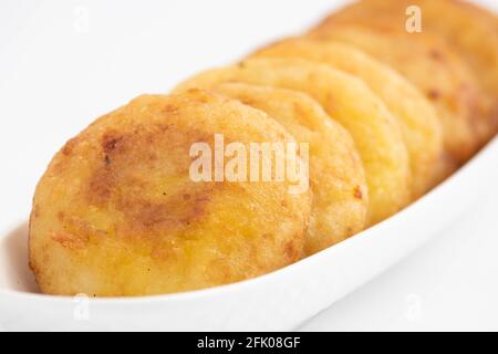 Authentique Aloo Tikki également connu sous le nom d'Alu Ki Tikkia is Purée de pommes de terre cuite assaisonnée ou patties utilisées dans divers Indian Street Food Masala Chaat Sn Banque D'Images