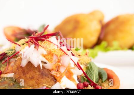Gros plan de Masala Chaat snacks Aloo Tikki également connu sous le nom Alu Ki Tikkia purée de pommes de terre ou viandes servies Avec IMLI Dhaniya Pudina Green CH Banque D'Images