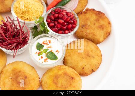 Assiette décorée de Chat indiens Aloo Tikki également connu Comme Alu Ki Tikkia est une purée de pommes de terre assaisonnée Ou viandes servies avec Dahi Chat Banque D'Images