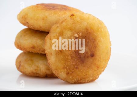 Délicieux Aloo Tikki également connu sous le nom d'Alu Ki Tikkia is Purée de pommes de terre cuite assaisonnée ou patties utilisées dans divers Indian Street Food Masala Chaat Sn Banque D'Images
