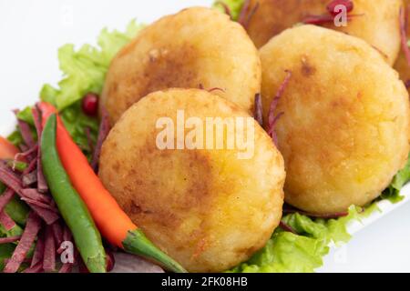 Gros plan détaillé d'Aloo Tikki également connu sous le nom d'Alu Ki Tikkia UNE purée de pommes de terre cuite assaisonnée ou des patties utilisées Dans divers Indian Street Food Masala Banque D'Images