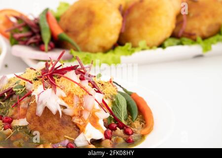 Aloo Tikki également connu sous le nom d'Alu Ki Tikkia est assaisonné Purée de pommes de terre bouillie ou patties utilisées dans divers Indiens Street Food Masala Chaat snacks Banque D'Images