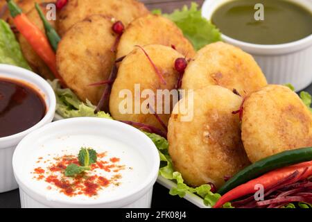 Aloo Tikki, également connu sous le nom d'Alu Ki Tikkia, est une purée de pommes de terre cuite assaisonnée ou des patties utilisées dans divers aliments de rue indienne Masala Chaat snacks. Service Banque D'Images