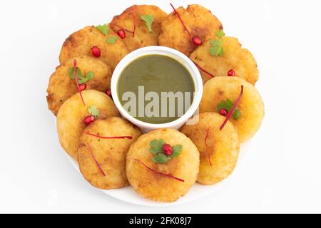 Aloo Tikki également connu sous le nom d'Alu Ki Tikkia est assaisonné Purée de pommes de terre bouillie ou patties utilisées dans divers Indiens Street Food Masala Chaat snacks avec Banque D'Images
