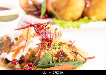 Aloo Tikki, également connu sous le nom d'Alu Ki Tikkia, est une purée de pommes de terre cuite assaisonnée ou des patties utilisées dans divers aliments de rue indienne Masala Chaat snacks. Service Banque D'Images