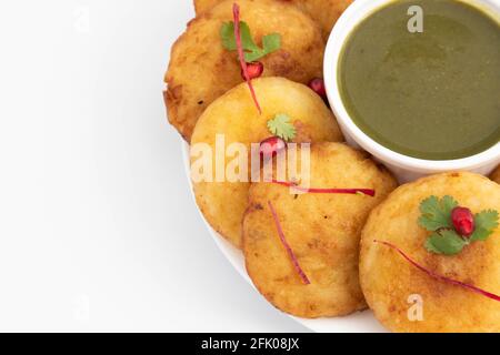 Indian Street Food Chaat snacks Aloo Tikki également connu sous le nom Alu Ki Tikkia UNE purée de pommes de terre cuite assaisonnée ou Viandes servies avec du Dhani vert frais Banque D'Images