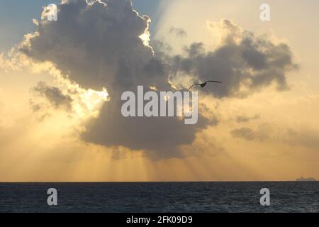 magnifique coucher de soleil avec effet de pluie le soir Banque D'Images