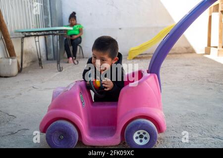 Juarez, Mexique. 26 avril 2021. Des centaines d'hommes et de femmes accompagnés de leurs enfants sont expulsés chaque jour par le pont international Paso del Norte de Ciudad Juárez Chihuahua et emmenés dans les abris de la ville, les enfants jouent dans la cour de l'abri en attendant la demande d'asile politique aux États-Unis. (Photo de David Peinado/Pacific Press) Credit: Pacific Press Media production Corp./Alay Live News Banque D'Images