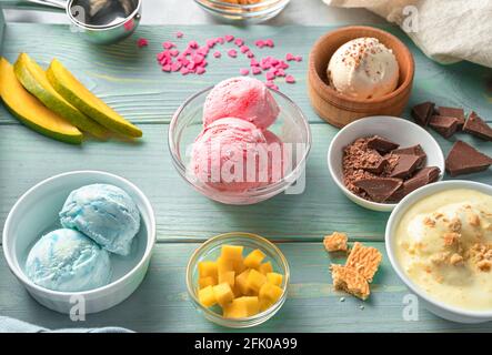 Assortiment de crèmes glacées, boules de fruits, crèmes glacées sur fond bleu clair. Vue latérale. Banque D'Images